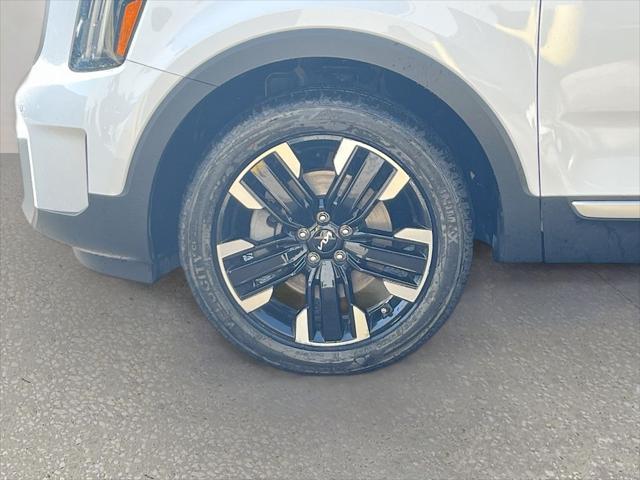 Photo of 2024 Glacial White Pearl Kia Telluride