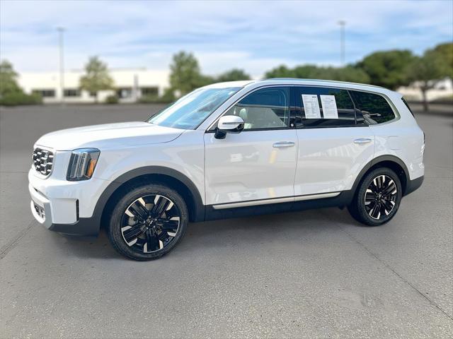 Photo of 2024 Glacial White Pearl Kia Telluride