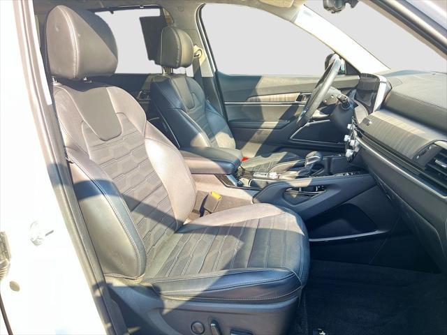 Photo of 2024 Glacial White Pearl Kia Telluride