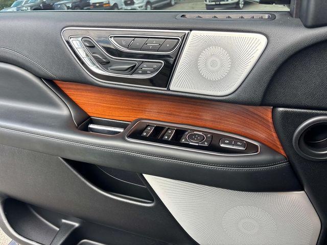 Photo of 2019 Infinite Black Metallic Lincoln Navigator