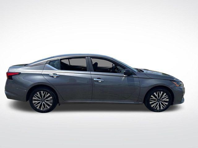 Photo of 2024 Gun Metallic Nissan Altima