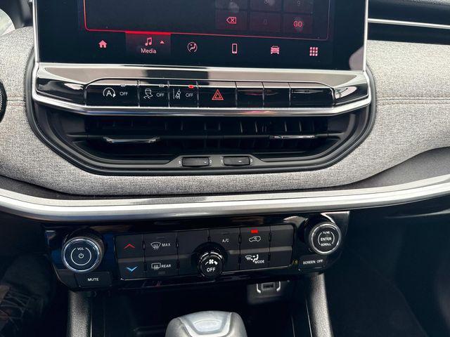 Photo of 2022 Bright White Clearcoat Jeep Compass