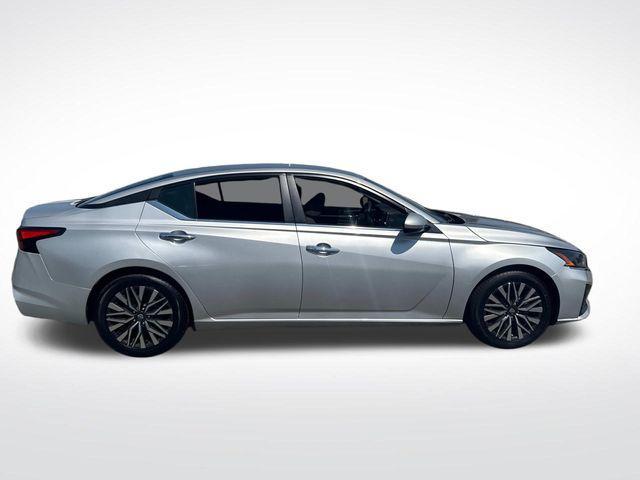 Photo of 2023 Brilliant Silver Metallic Nissan Altima
