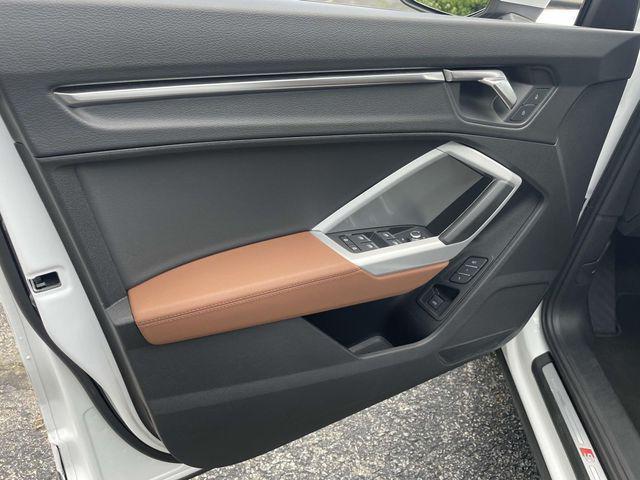 Photo of 2024 Arkona White Audi Q3