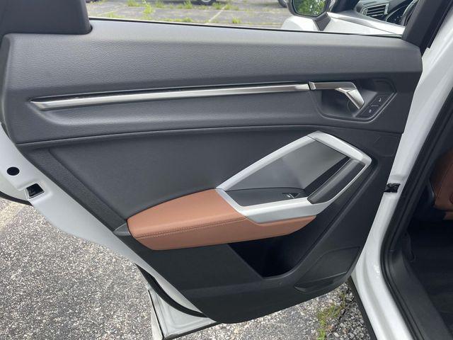 Photo of 2024 Arkona White Audi Q3