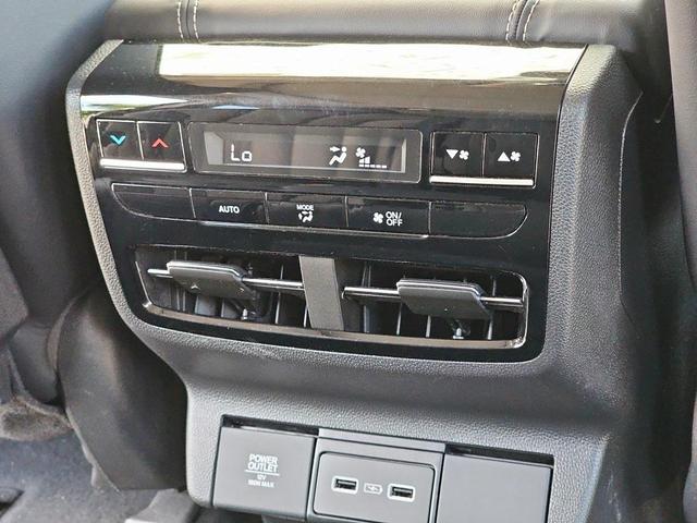 Photo of 2023 Platinum White Pearl Acura MDX