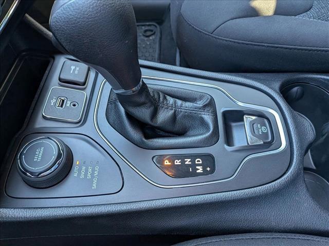 Photo of 2019 Bright White Clearcoat Jeep Cherokee