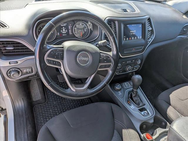 Photo of 2019 Bright White Clearcoat Jeep Cherokee