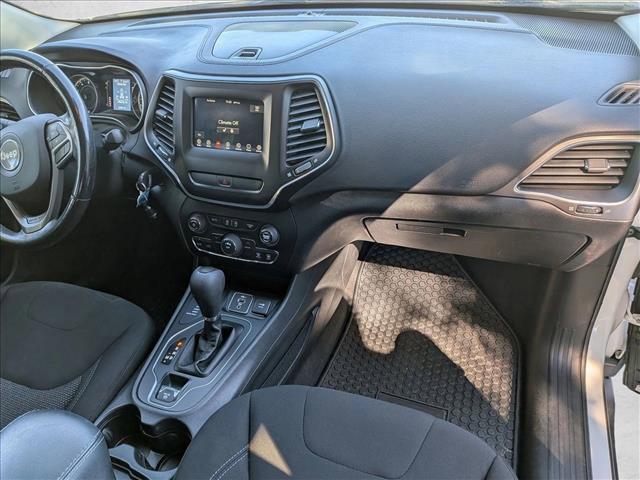 Photo of 2019 Bright White Clearcoat Jeep Cherokee
