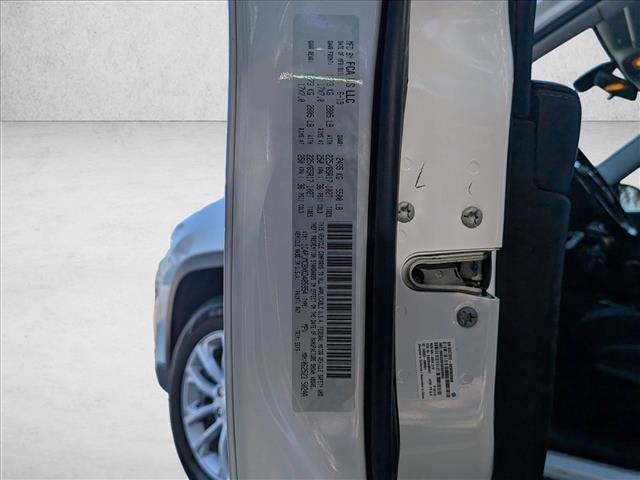 Photo of 2019 Bright White Clearcoat Jeep Cherokee