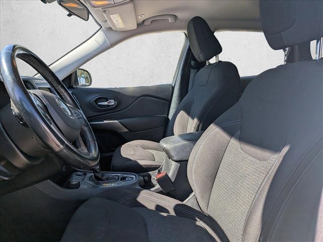 Photo of 2019 Bright White Clearcoat Jeep Cherokee