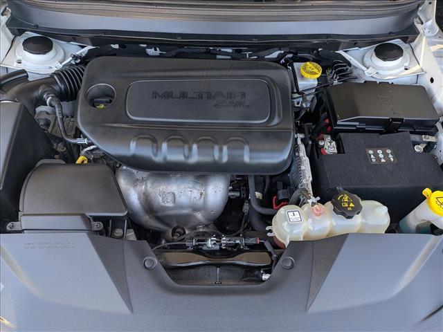 Photo of 2019 Bright White Clearcoat Jeep Cherokee