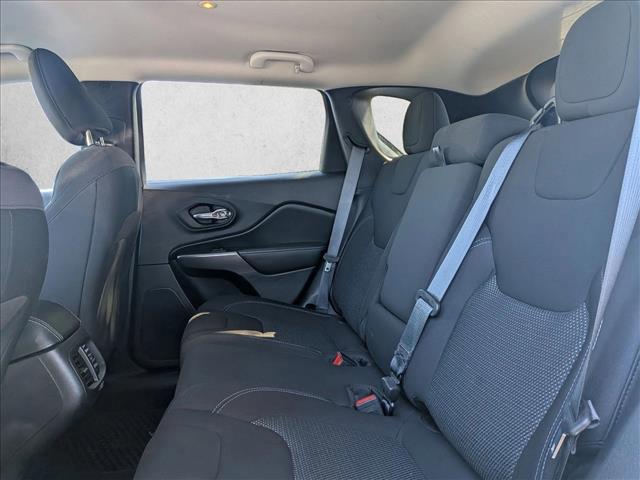Photo of 2019 Bright White Clearcoat Jeep Cherokee
