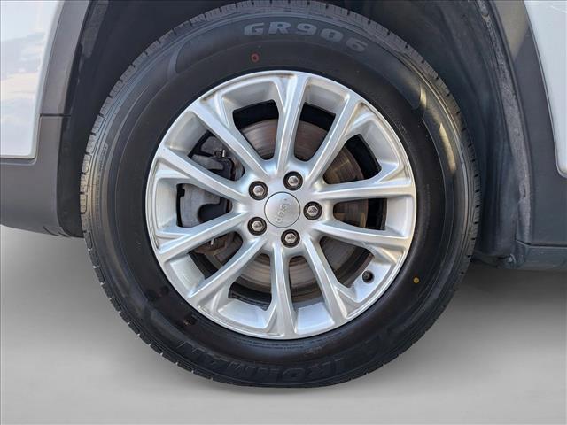 Photo of 2019 Bright White Clearcoat Jeep Cherokee