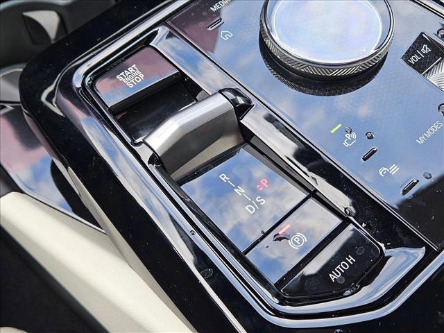 Photo of 2025 Alpine White BMW 530