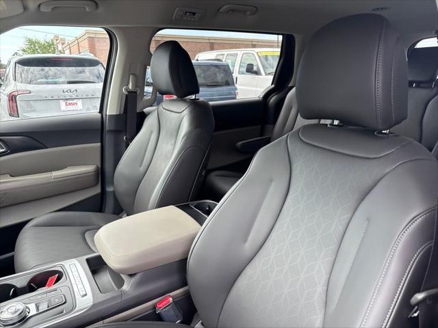 Photo of 2026 Deep Chroma Blue Kia Carnival Hybrid
