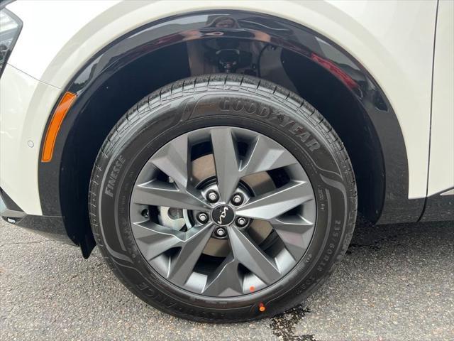 Photo of 2025 White Pearl Kia Sportage Hybrid
