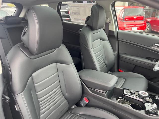 Photo of 2025 White Pearl Kia Sportage Hybrid