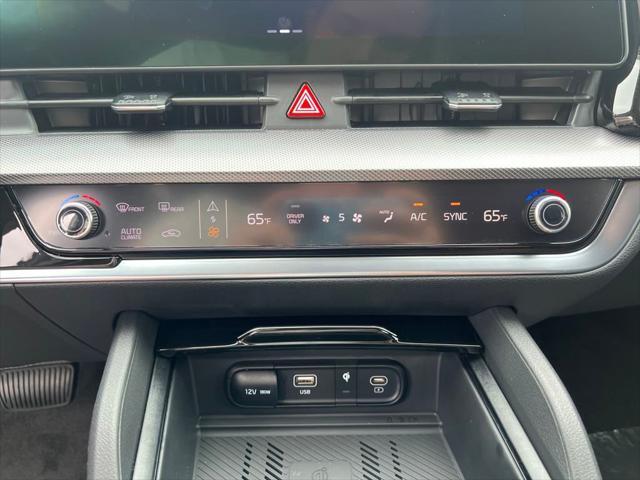 Photo of 2025 White Pearl Kia Sportage Hybrid