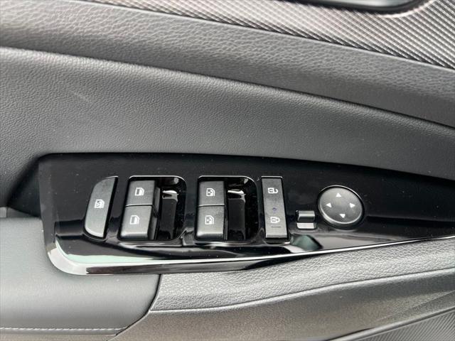 Photo of 2025 White Pearl Kia Sportage Hybrid