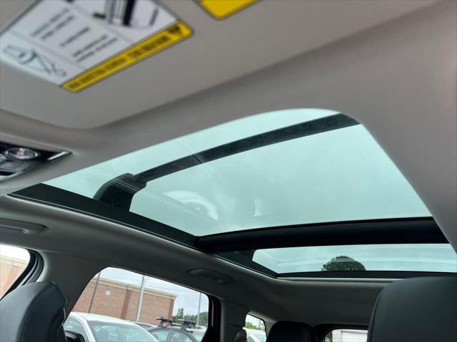 Photo of 2025 White Pearl Kia Sportage Hybrid