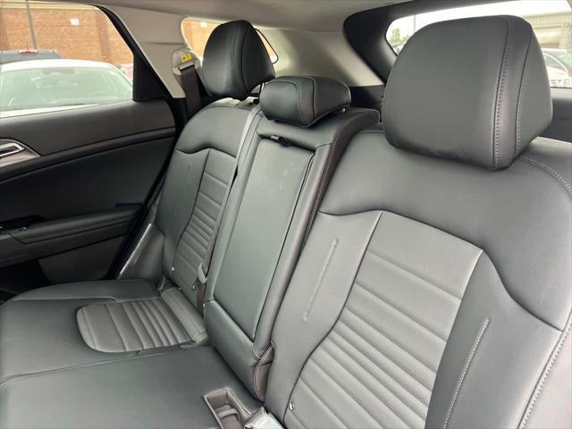 Photo of 2025 White Pearl Kia Sportage Hybrid