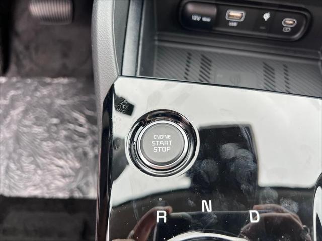 Photo of 2025 White Pearl Kia Sportage Hybrid