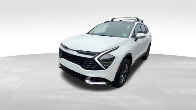 Photo of 2025 White Pearl Kia Sportage Hybrid