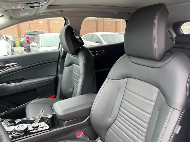 Photo of 2025 White Pearl Kia Sportage Hybrid