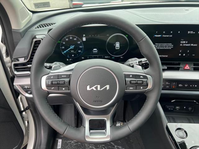 Photo of 2025 White Pearl Kia Sportage Hybrid