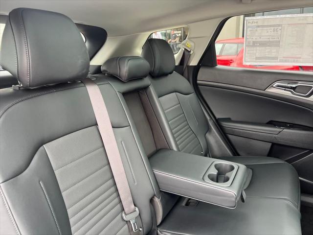 Photo of 2025 White Pearl Kia Sportage Hybrid