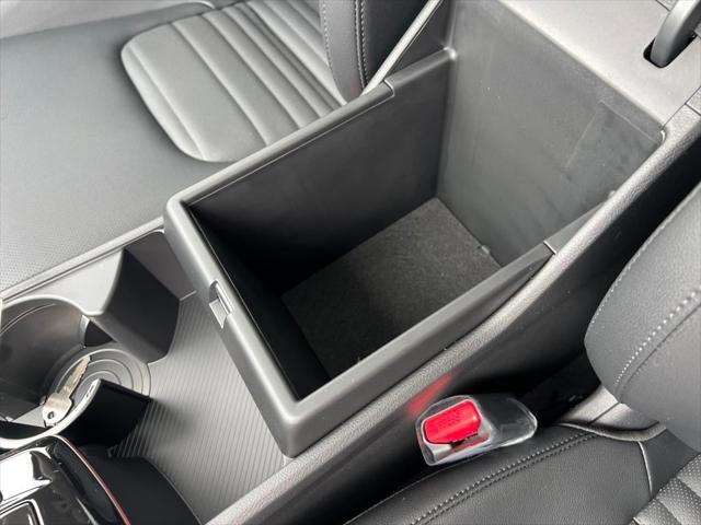 Photo of 2025 White Pearl Kia Sportage Hybrid