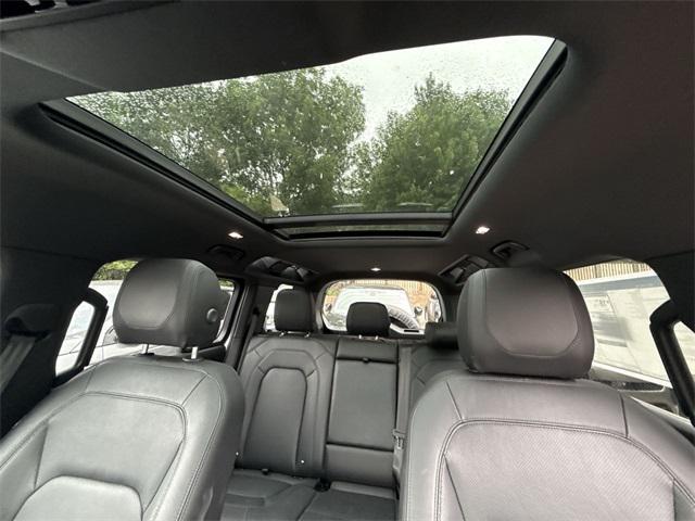 Photo of 2024 Fuji White Land Rover Defender