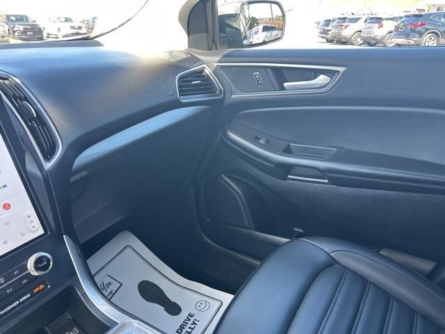 Photo of 2023 Carbonized Gray Metallic Ford Edge