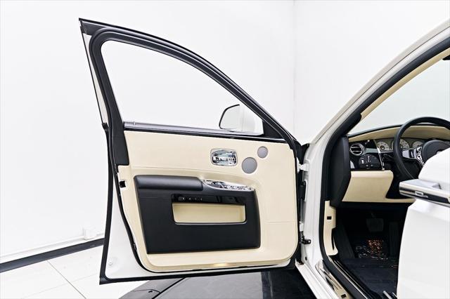 Photo of 2012 White Rolls-Royce Ghost