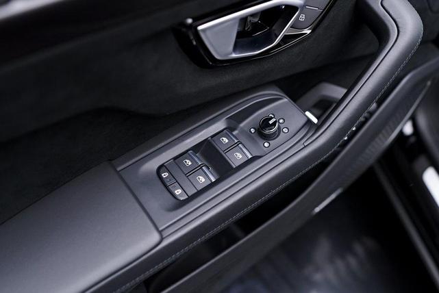 Photo of 2023 Gray Lamborghini Urus