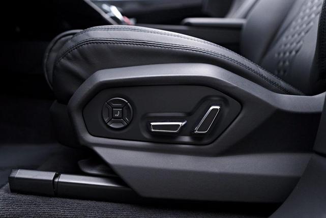 Photo of 2023 Gray Lamborghini Urus