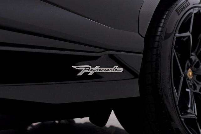 Photo of 2023 Gray Lamborghini Urus