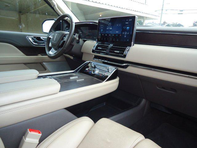 Photo of 2022 Infinite Black Metallic Clearcoat Lincoln Navigator