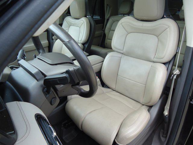 Photo of 2022 Infinite Black Metallic Clearcoat Lincoln Navigator