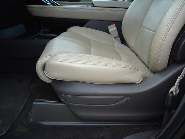 Photo of 2022 Infinite Black Metallic Clearcoat Lincoln Navigator