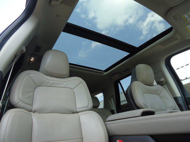 Photo of 2022 Infinite Black Metallic Clearcoat Lincoln Navigator