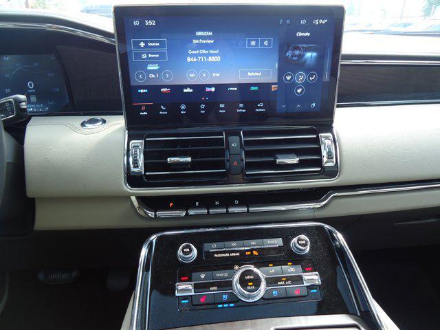 Photo of 2022 Infinite Black Metallic Clearcoat Lincoln Navigator