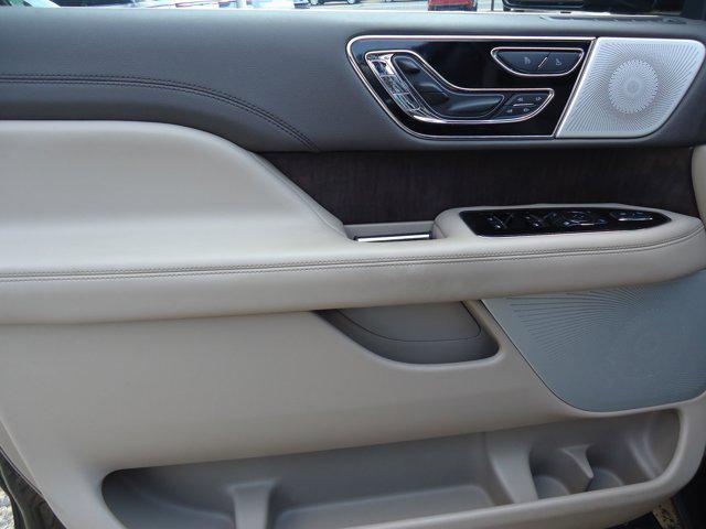 Photo of 2022 Infinite Black Metallic Clearcoat Lincoln Navigator