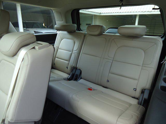 Photo of 2022 Infinite Black Metallic Clearcoat Lincoln Navigator