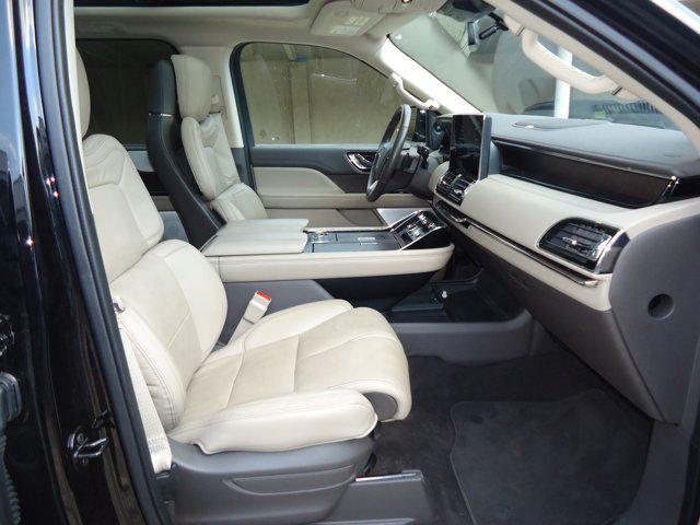 Photo of 2022 Infinite Black Metallic Clearcoat Lincoln Navigator