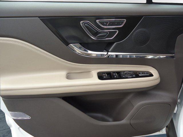 Photo of 2023 White Lincoln Corsair