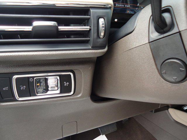 Photo of 2023 White Lincoln Corsair