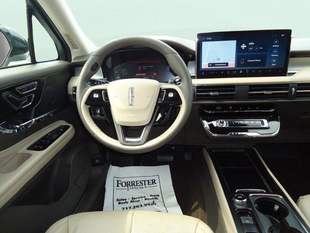 Photo of 2023 White Lincoln Corsair