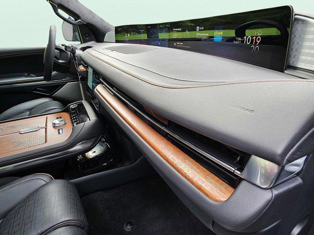 Photo of 2025 CRYSTAL WHITE METALLIC Lincoln Navigator